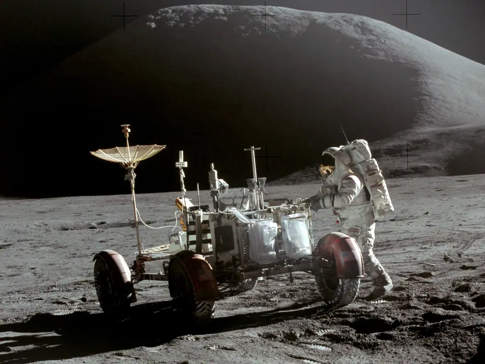 El astronauta James Irwin junto al vehículo lunar del Apolo 15, con el monte Hadley de fondo, en una foto tomada por David Scott