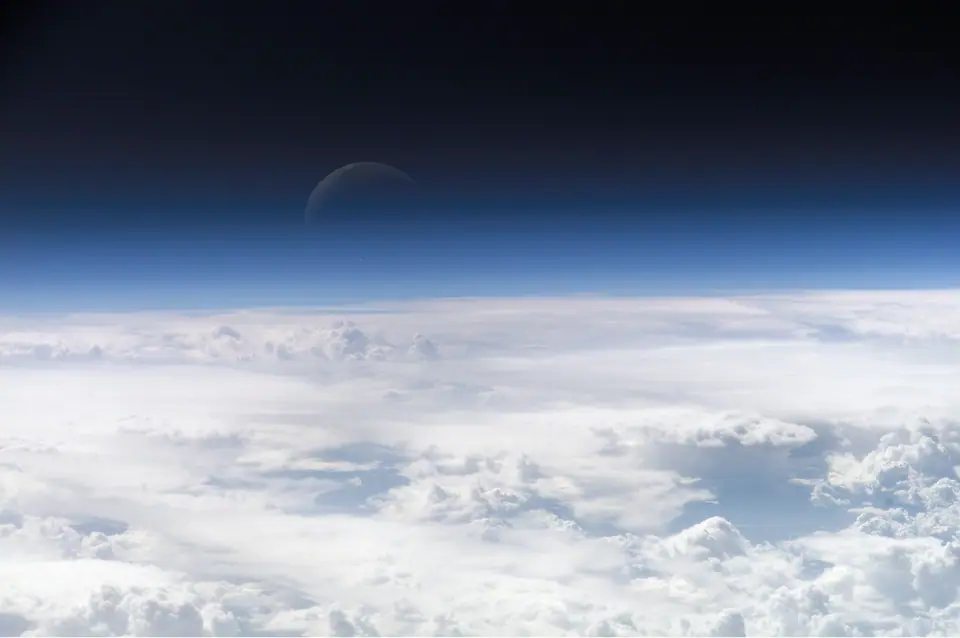 La delgada capa azul de la atmósfera sobre un mar de nubes, vista desde la Estación Espacial Internacional