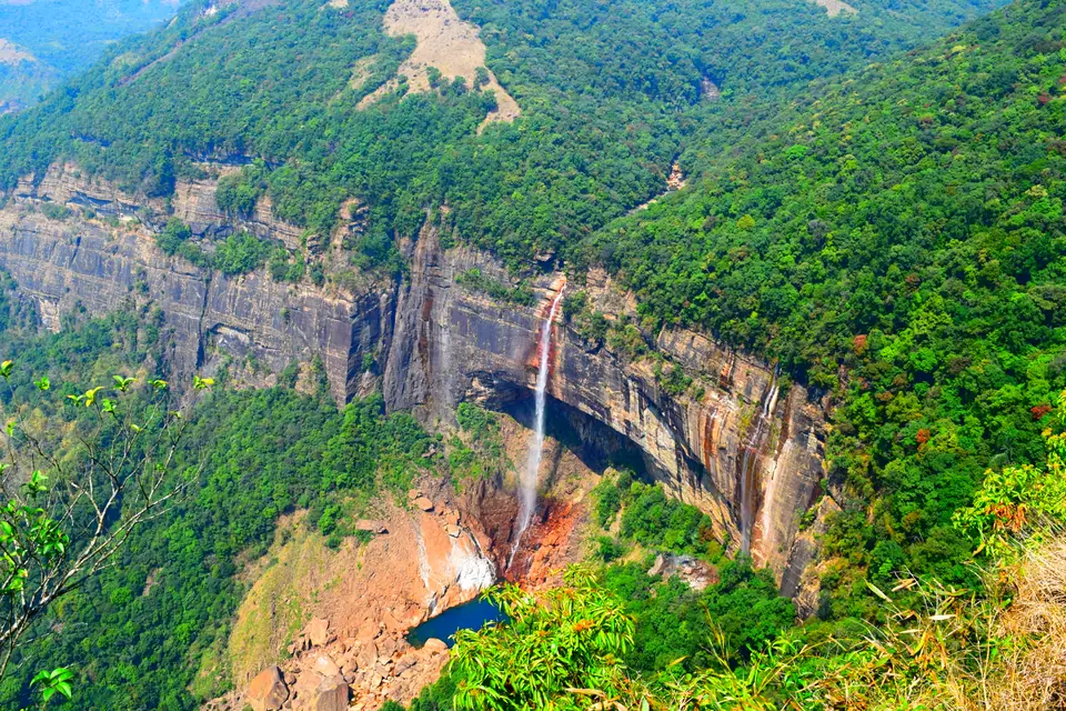 Cataratas Nohkalikai en Meghalaya, India, cerca de Cherrapunji y Mawsynram, una de las regiones más lluviosas del mundo