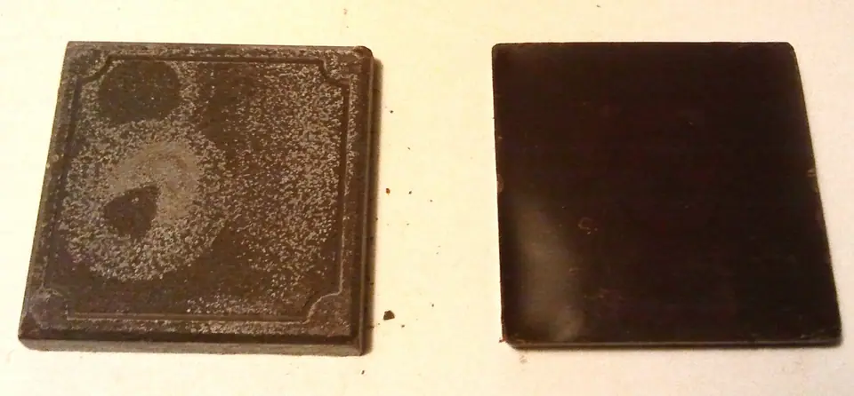 Dos tabletas de chocolate amargo: la de la izquierda con manchas y vetas blanquecinas de grasa, la de la derecha lisa y brillante