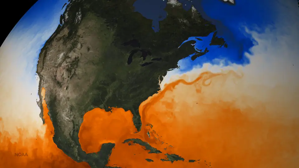 Mapa satelital de la temperatura del mar frente a Norteamérica: la corriente del Golfo aparece como una lengua de agua cálida anaranjada que sube por la costa este hacia el Atlántico norte