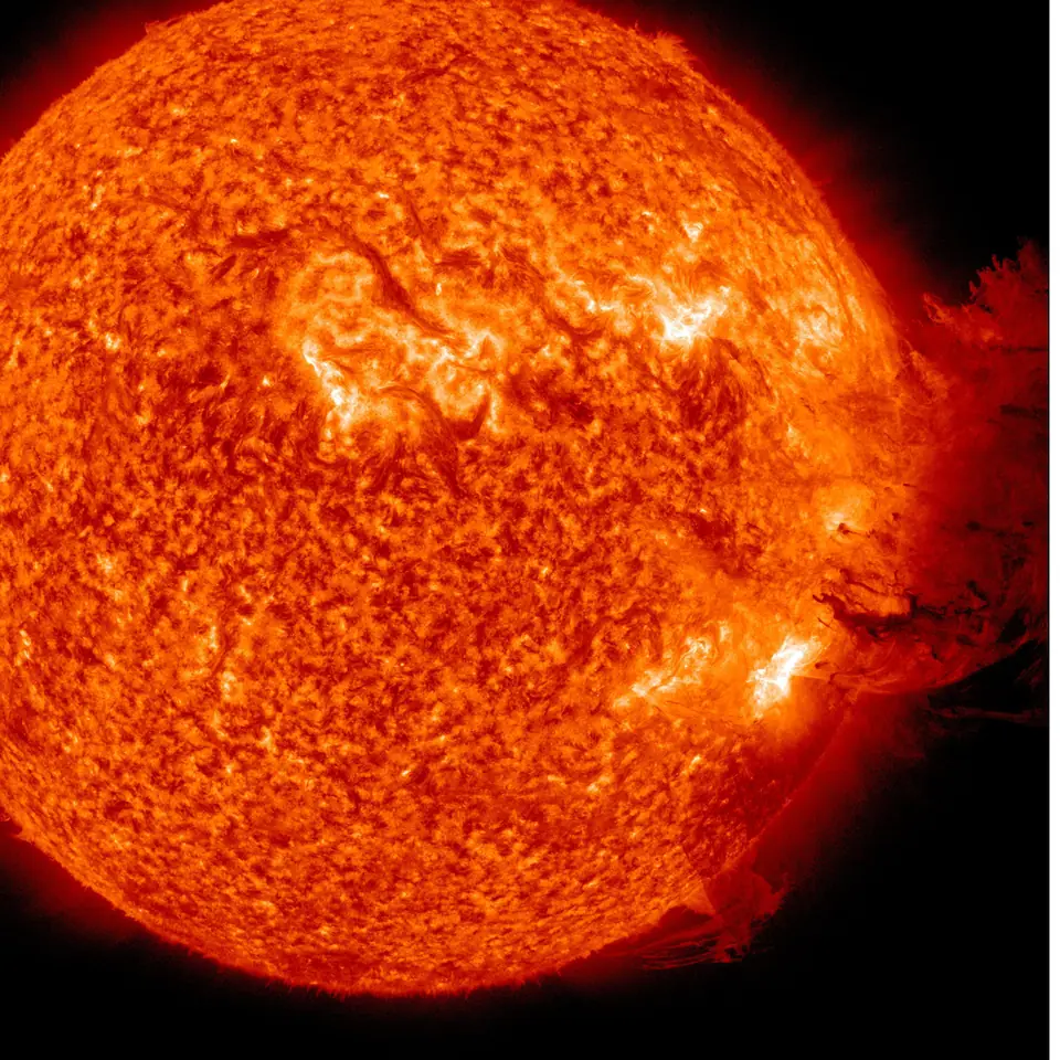 Erupción de plasma que se desprende del borde del Sol, fotografiada en ultravioleta por el Observatorio de Dinámica Solar de la NASA