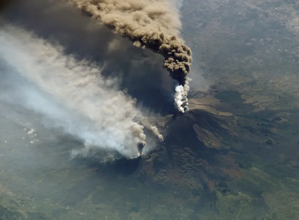Columna de ceniza del volcán Etna, en Sicilia, vista desde la Estación Espacial Internacional