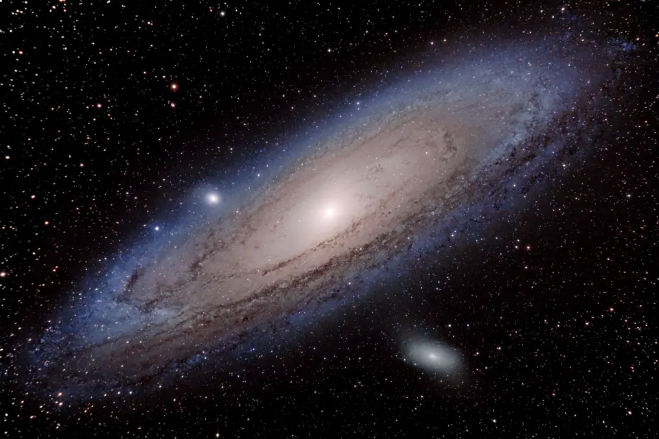 La galaxia de Andrómeda, una espiral vista casi de canto, rodeada de estrellas de la Vía Láctea