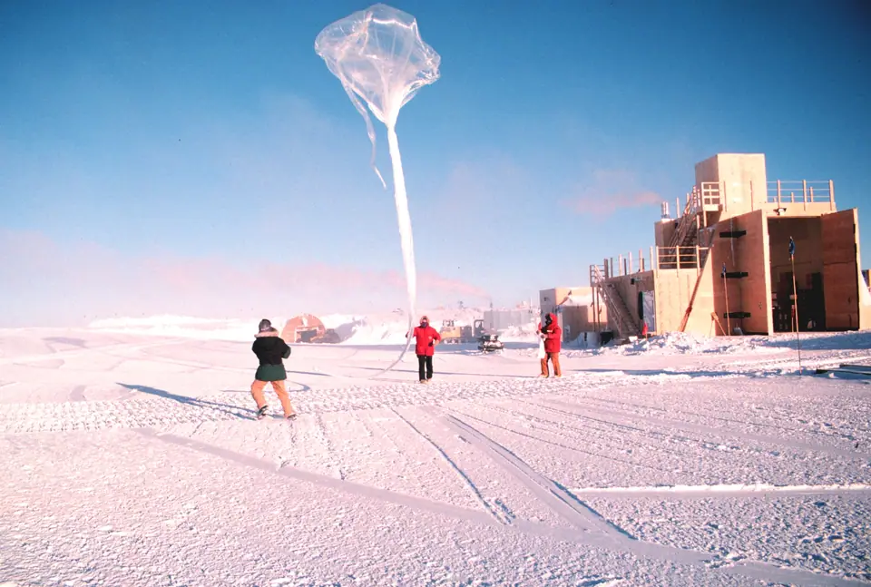 Lanzamiento de un globo con ozonosonda en la estación del Polo Sur, sobre la nieve
