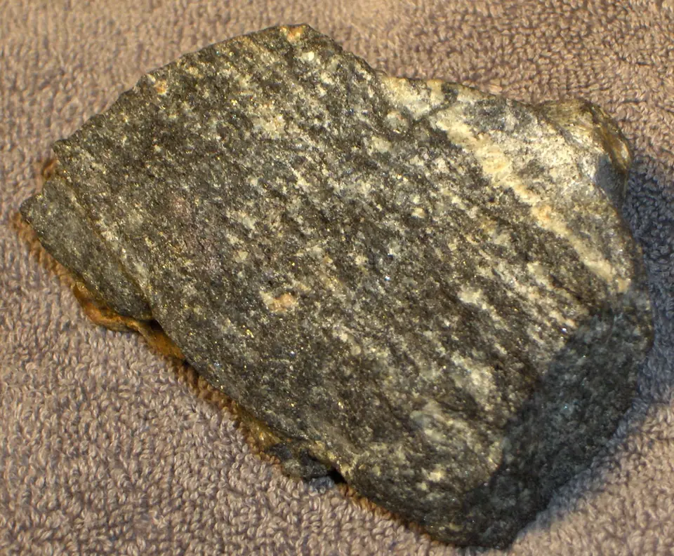Trozo de gneis de Acasta, una de las rocas más antiguas de la Tierra, con bandas verdes y grises