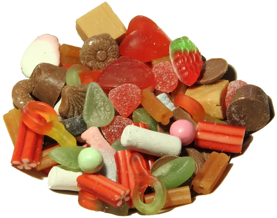 Montón de golosinas surtidas: gomitas, caramelos, malvaviscos y regaliz de colores