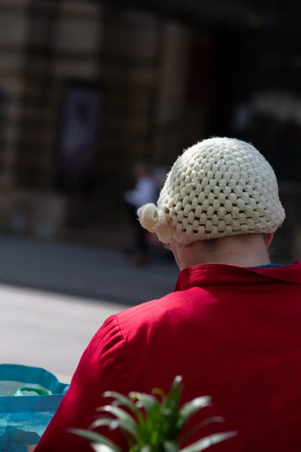 Persona con gorro de lana tejida en un día frío de invierno