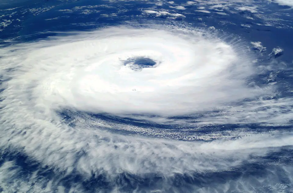 El ciclón Catarina visto desde la Estación Espacial Internacional el 26 de marzo de 2004: una espiral de nubes blancas con un ojo pequeño en el centro, sobre el océano Atlántico sur
