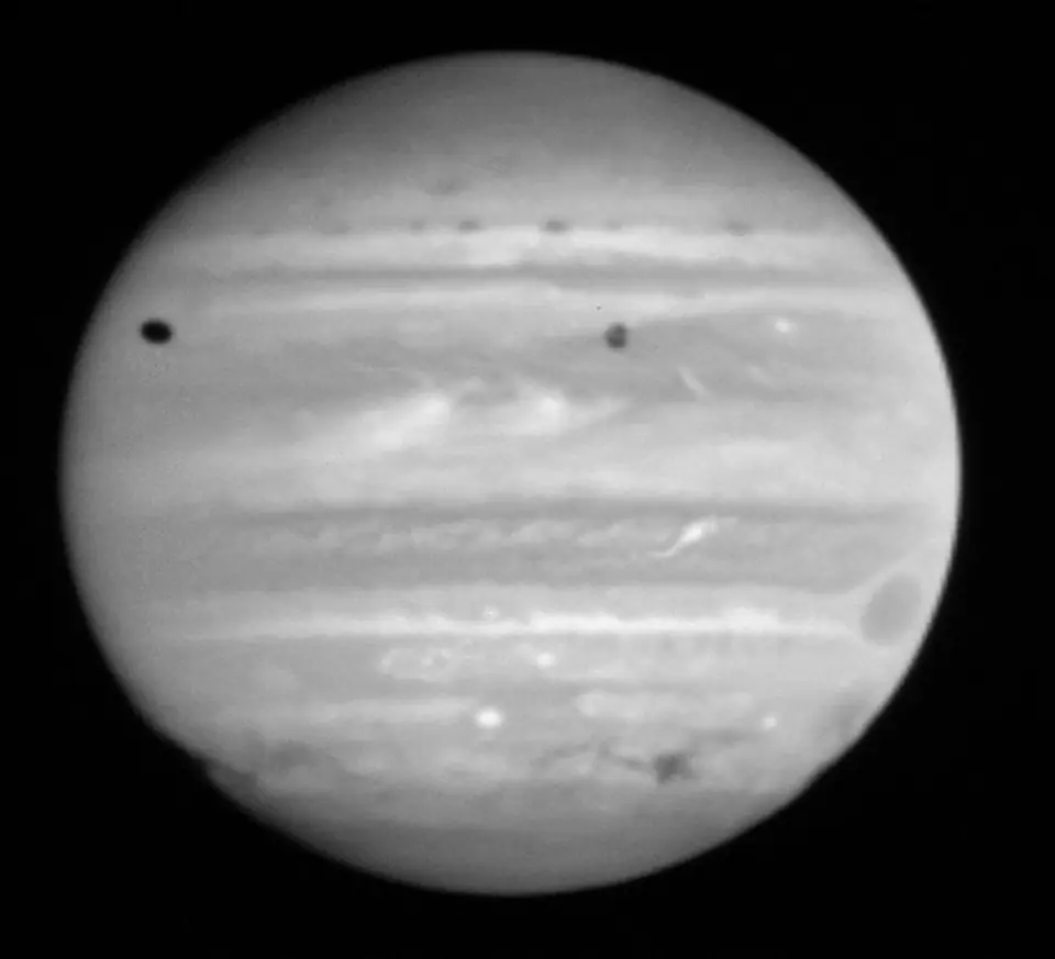 Júpiter fotografiado por el telescopio Hubble en julio de 1994, con las manchas oscuras que dejaron los fragmentos del cometa Shoemaker-Levy 9 en su hemisferio sur