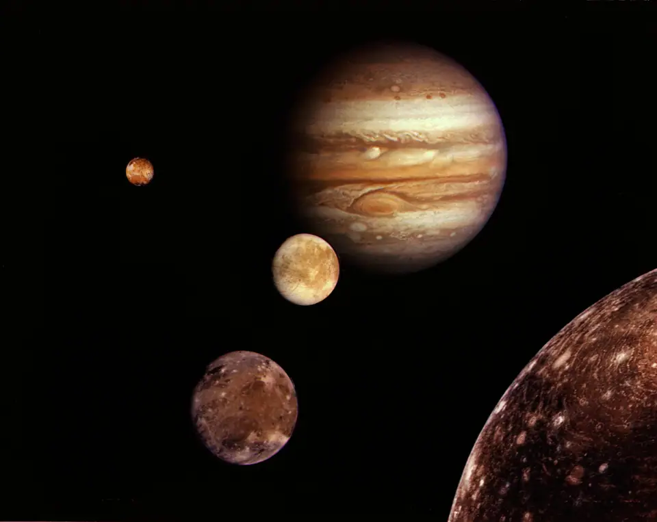 Montaje de fotos de la Voyager: Júpiter con sus cuatro lunas galileanas, Ío, Europa, Ganímedes y Calisto