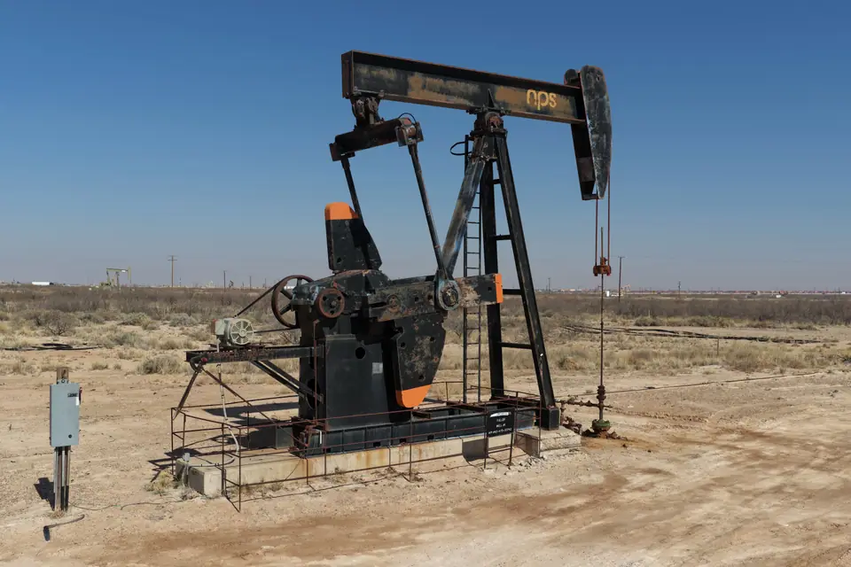Balancín de bombeo de petróleo en el yacimiento de la Cuenca Pérmica, Texas