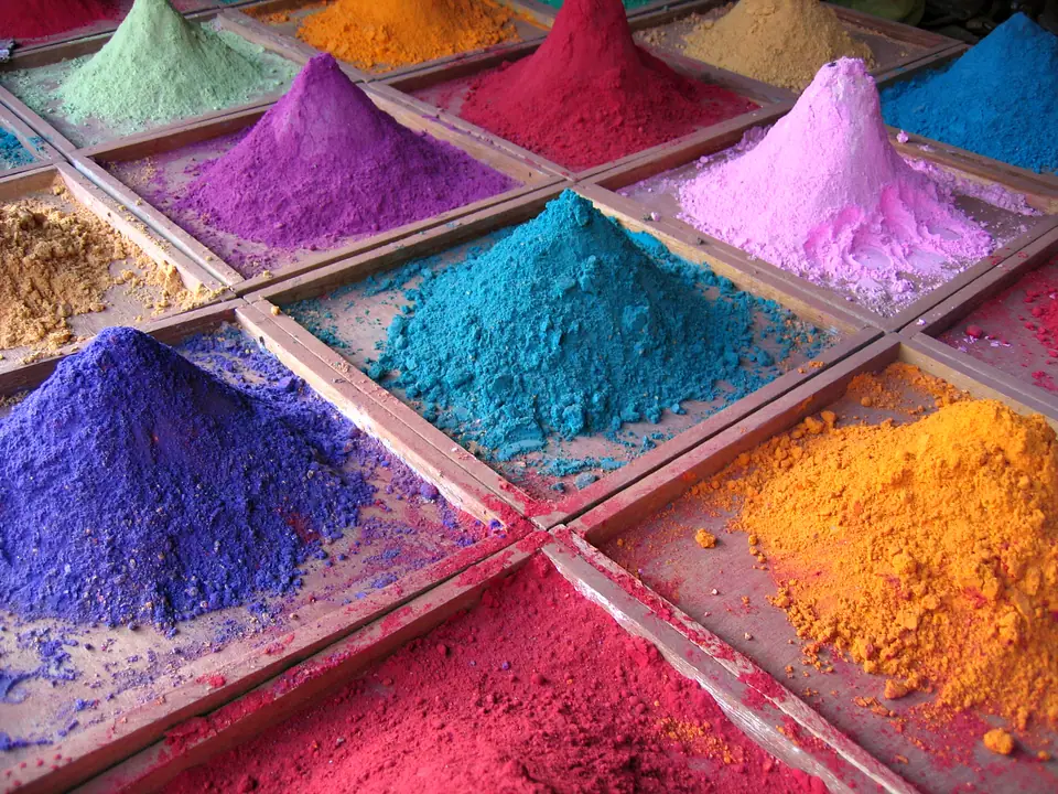 Montañas de pigmentos en polvo de muchos colores en un mercado