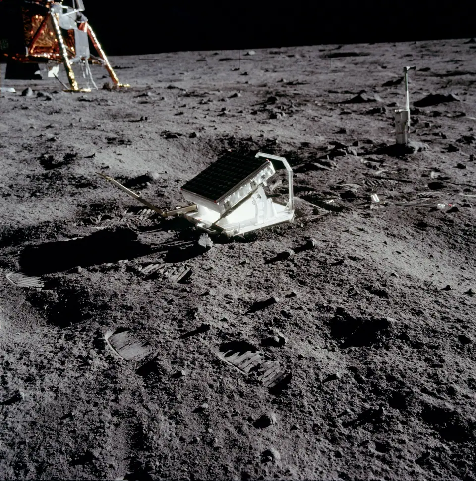 El retrorreflector láser que dejó la misión Apolo 11 sobre el suelo lunar, con el módulo de descenso al fondo