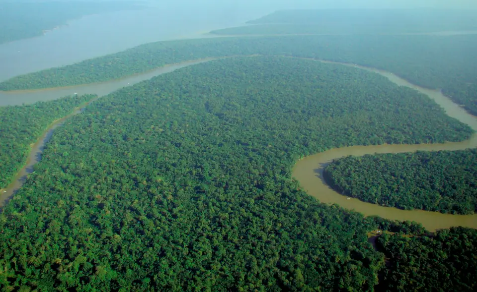 Vista aérea de un meandro de río en la selva amazónica