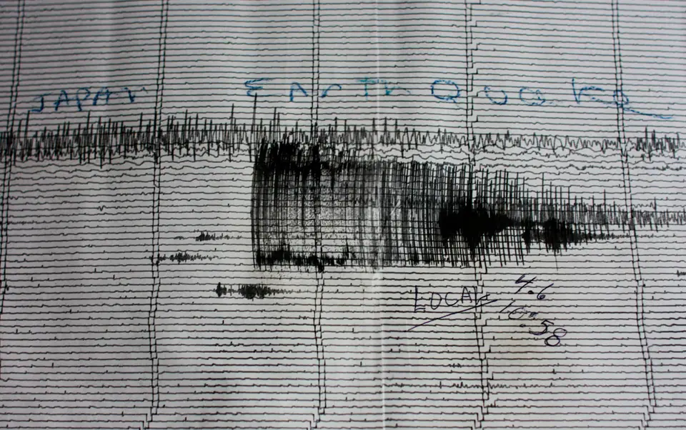 Sismograma en papel del terremoto de Tōhoku de 2011, con el trazo de las ondas que crece de golpe cuando llegan las ondas sísmicas