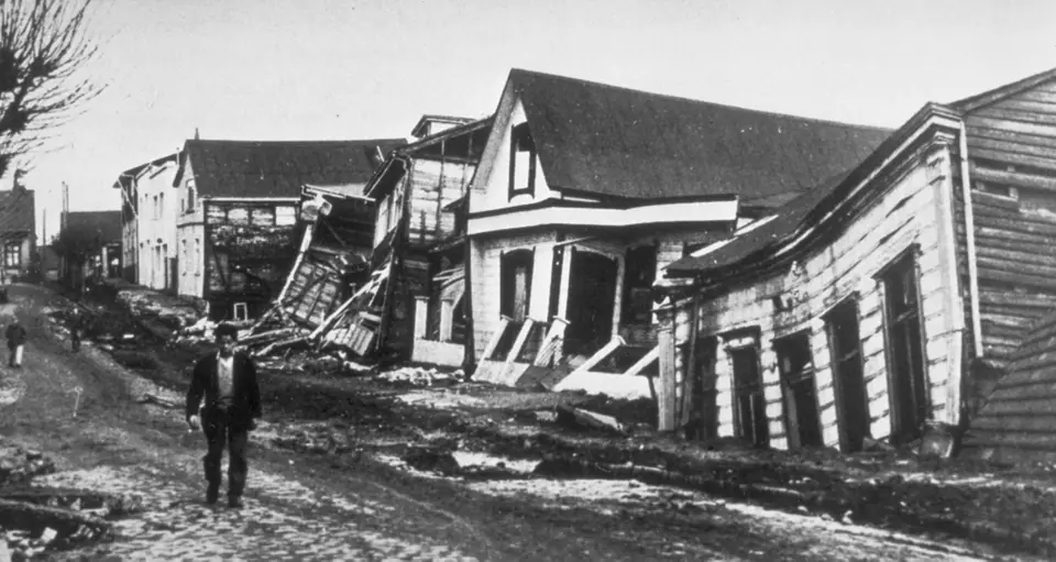 Casas de madera derrumbadas en una calle de Valdivia, Chile, después del terremoto de 1960