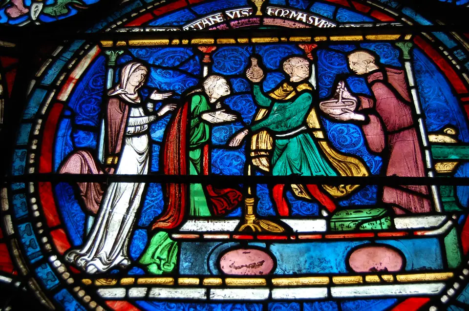Vidriera medieval de la catedral de Canterbury, con escenas narrativas en vidrio de colores