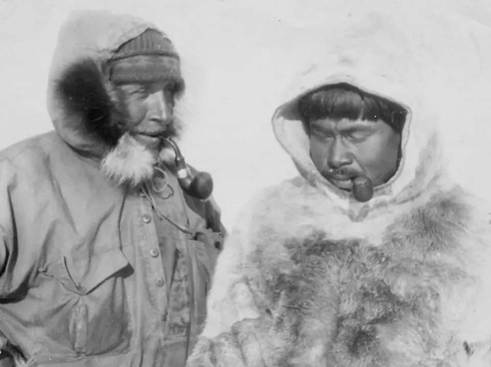 Alfred Wegener y el groenlandés Rasmus Villumsen con ropa de abrigo en la expedición a Groenlandia de 1930