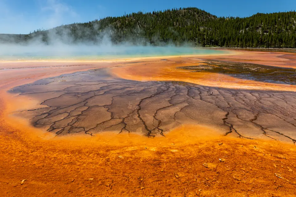 Grand Prismatic Spring, en Yellowstone: vapor sobre el agua caliente y bordes naranjas de bacterias termófilas